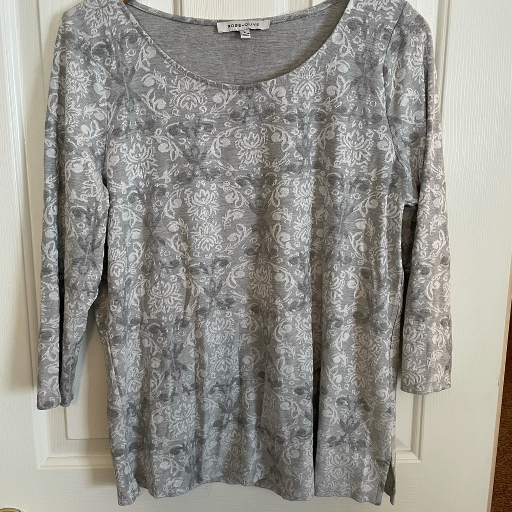 3/4 sleeve gray patterned shirt
